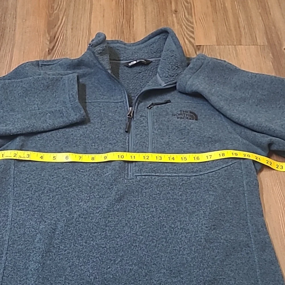 The North Face Gray Fleece Jacket for men colo blue zise m used good condition.
